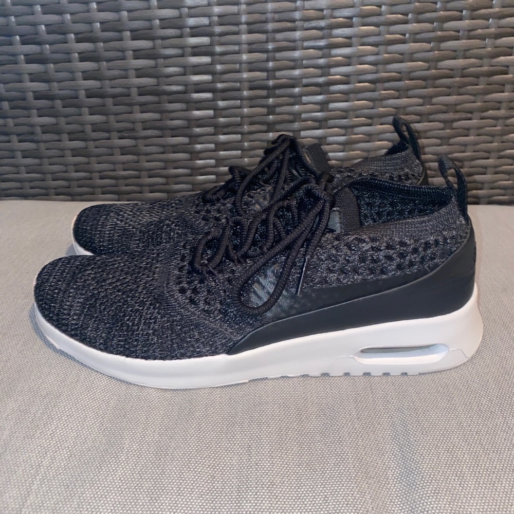 Black Nike Tennis Shoes